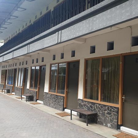 Hotel Oyo Life 2090 Ratna Backpacker Syariah Probolinggo Esterno foto