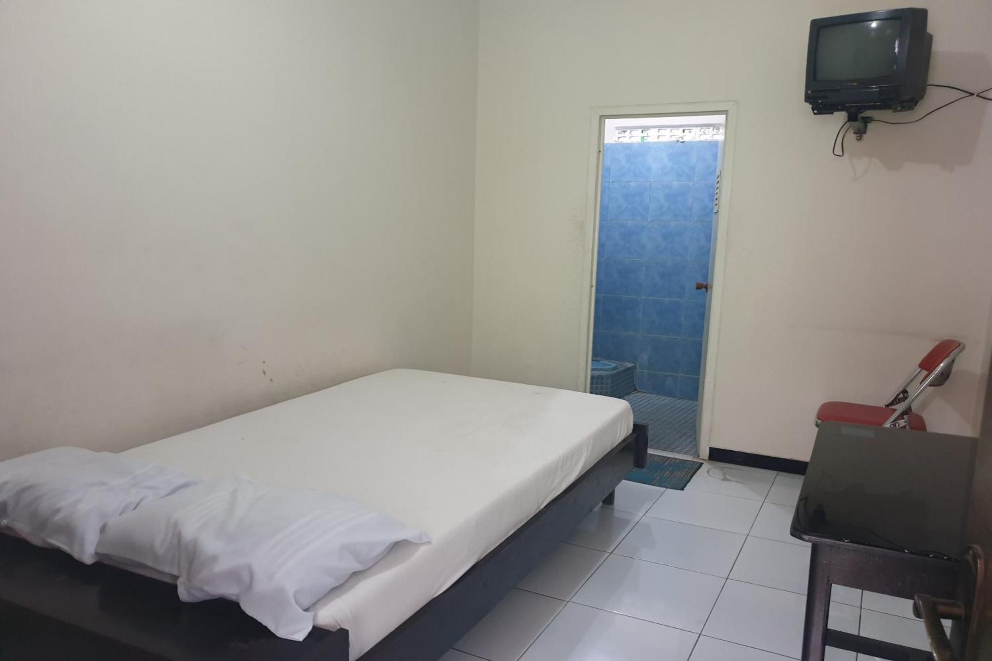 Hotel Oyo Life 2090 Ratna Backpacker Syariah Probolinggo Esterno foto
