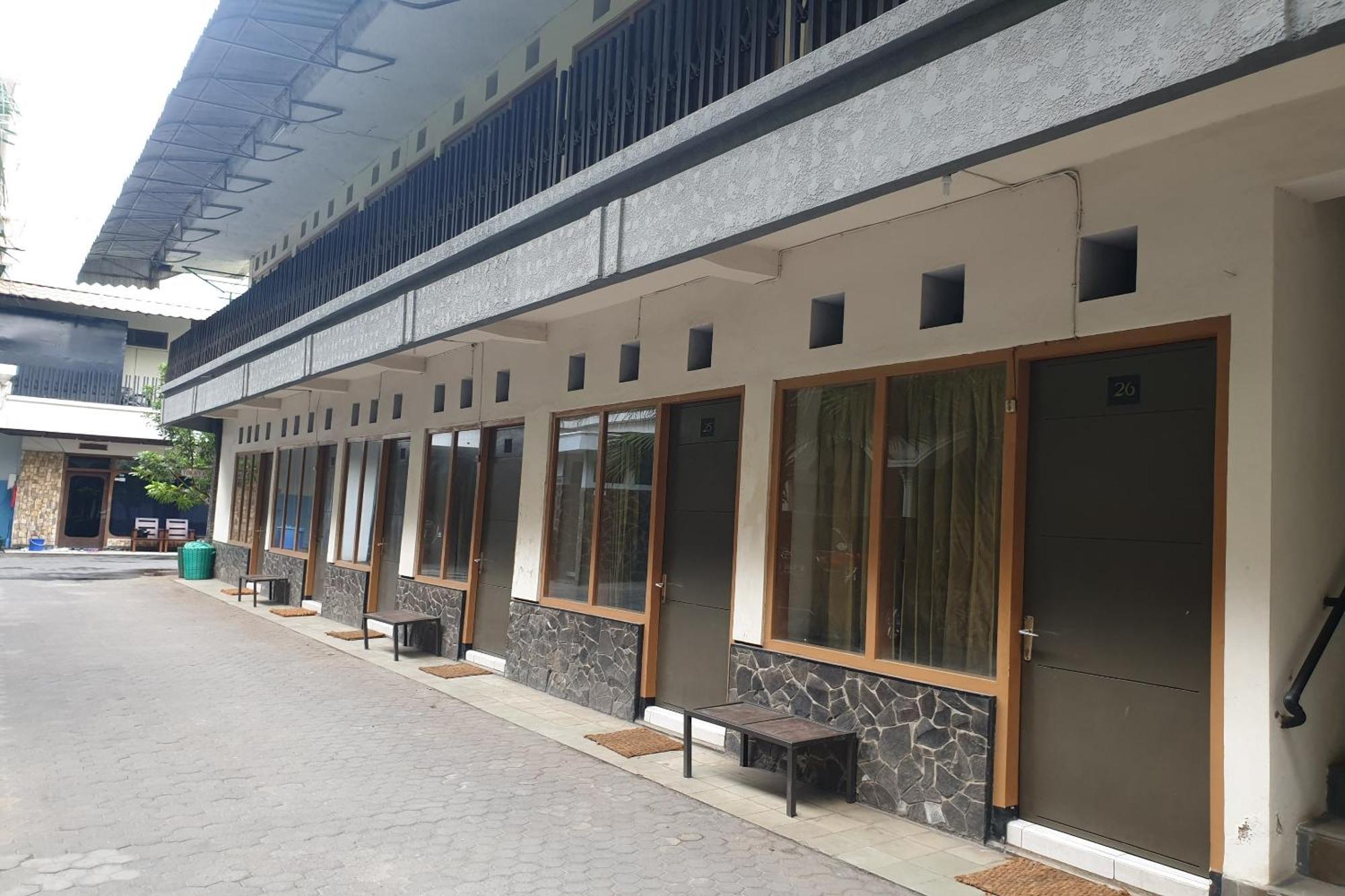 Hotel Oyo Life 2090 Ratna Backpacker Syariah Probolinggo Esterno foto