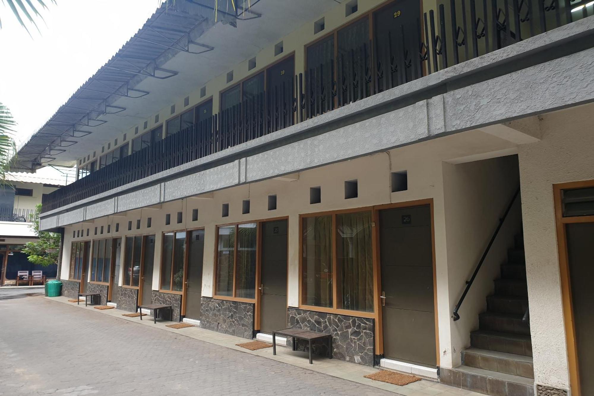 Hotel Oyo Life 2090 Ratna Backpacker Syariah Probolinggo Esterno foto