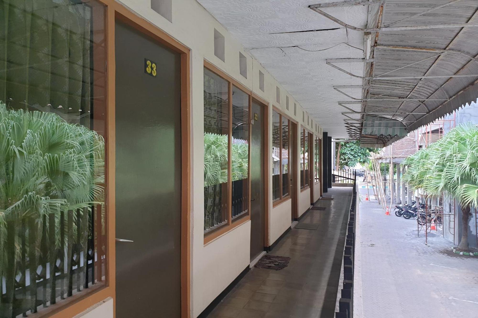 Hotel Oyo Life 2090 Ratna Backpacker Syariah Probolinggo Esterno foto