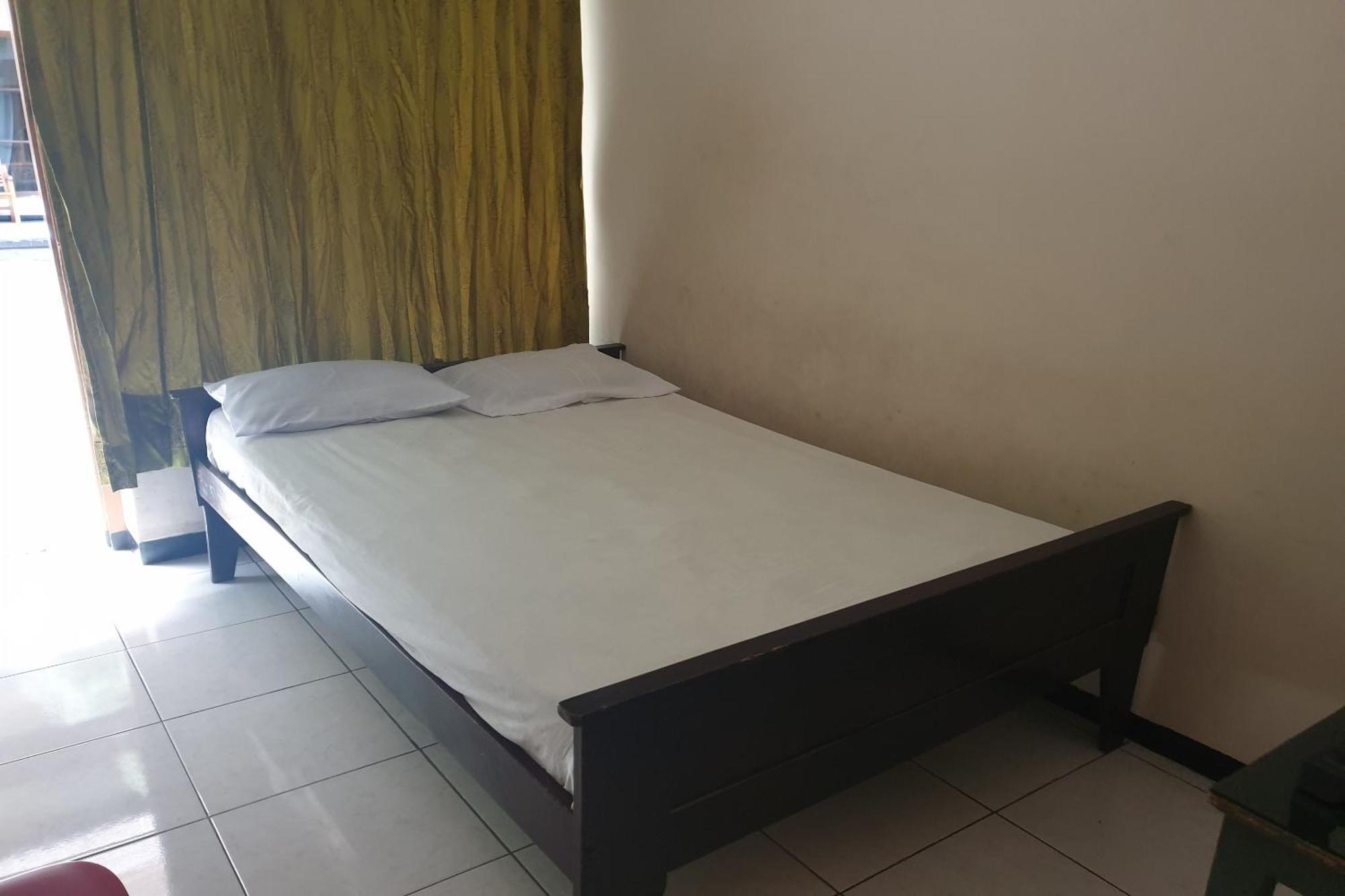 Hotel Oyo Life 2090 Ratna Backpacker Syariah Probolinggo Esterno foto